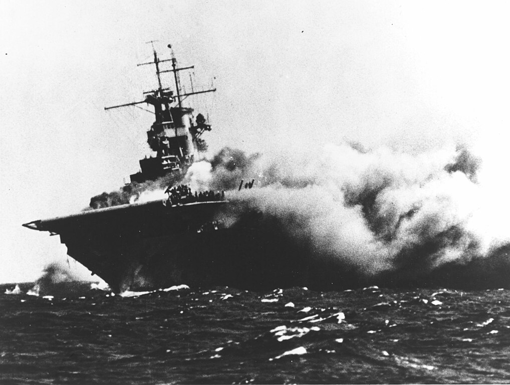 Płonący lotniskowiec USS Wasp (domena publiczna).