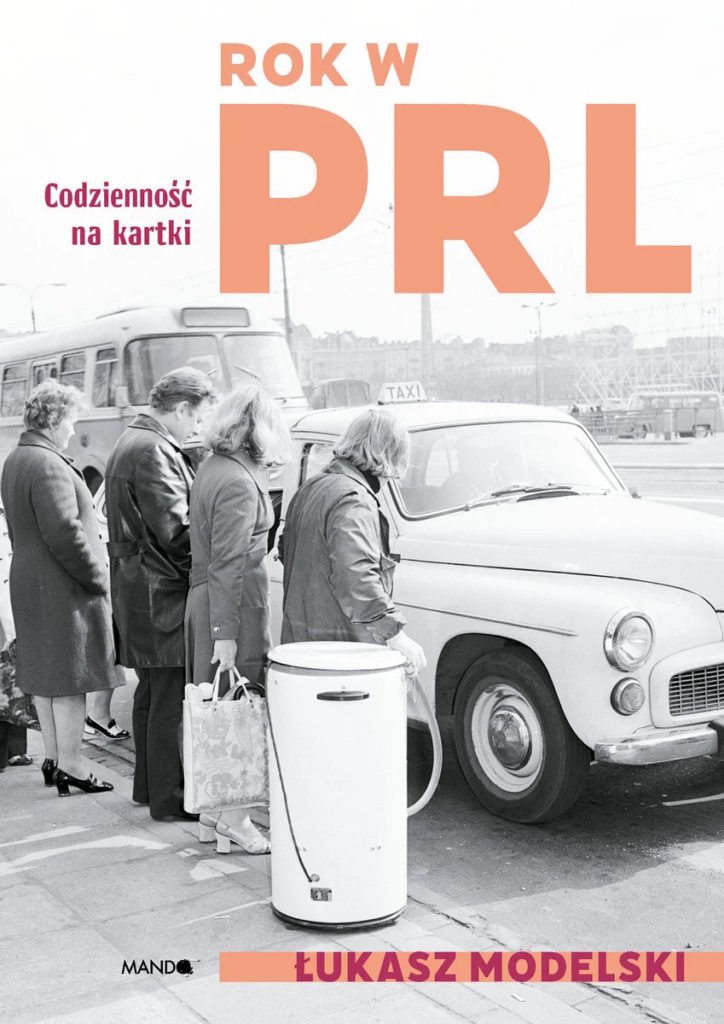 Tekst stanowi fragment książki Łukasza Modelskiego pt. Rok w PRL Codzienność na kartki (Mando 2025).