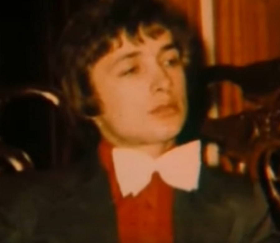 Tulipan początkowo obierał na swoje ofiary bardzo młode nastolatki (domena publiczna).