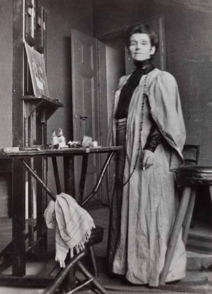 Boznańska przy sztaludze. Zdjęcie wykonane w 1913 roku w Krakowie (domena publiczna).