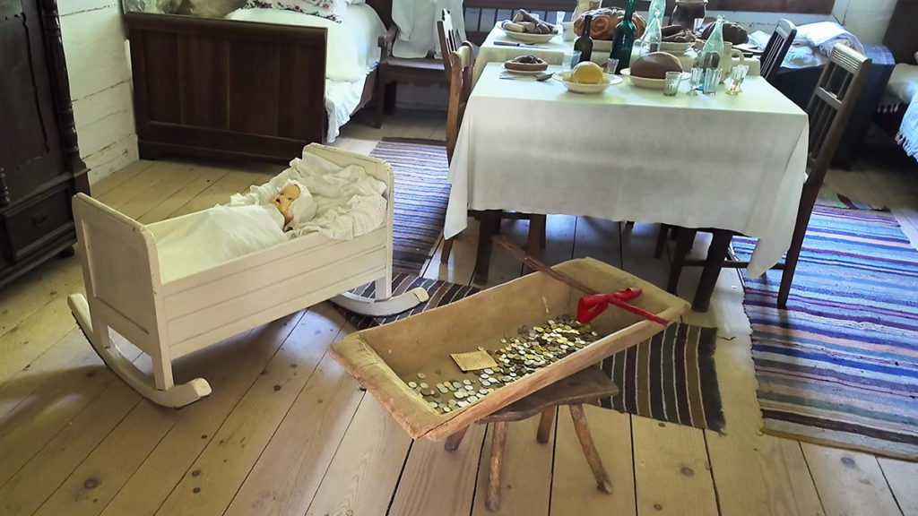 Chrzciny w wiejskiej chacie. Aranżacja w skansenie w Tokarni (fot. Kamil Janicki)