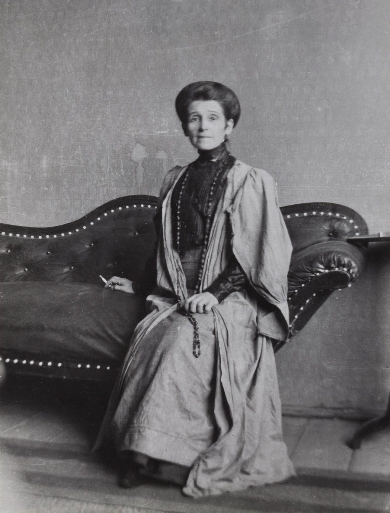 Olga Boznańska na zdjęciu z około 1913 roku (domena publiczna).