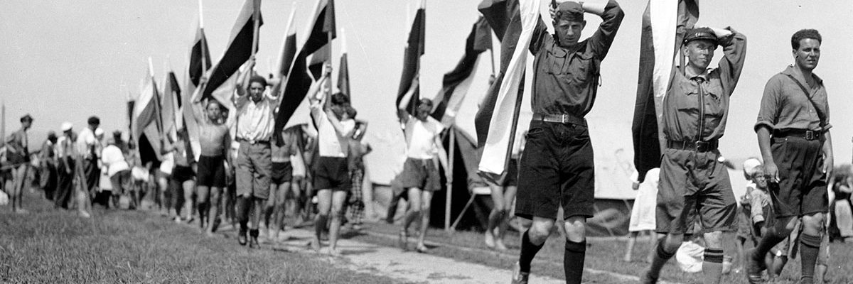 Pochód przedwojennych polskich harcerzy. Do ich tradycji nawiązywały grupy działające po wojnie