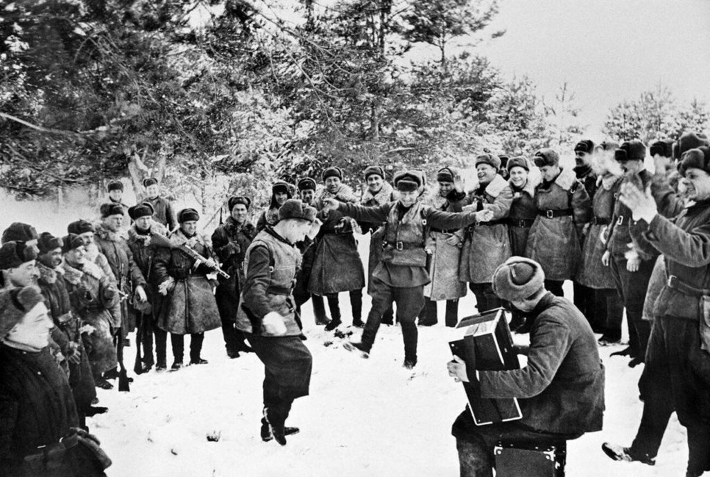 Sowieccy żołnierze świętujący odepchnięcie Niemców od Moskwy (Mos.ru/CC BY 4.0).