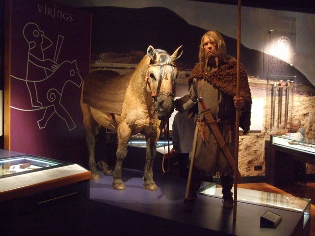 Wiking z koniem na wystawa w Muzeum Manx na wyspie Man (Richard Hoare/ CC BY-SA 2.0).