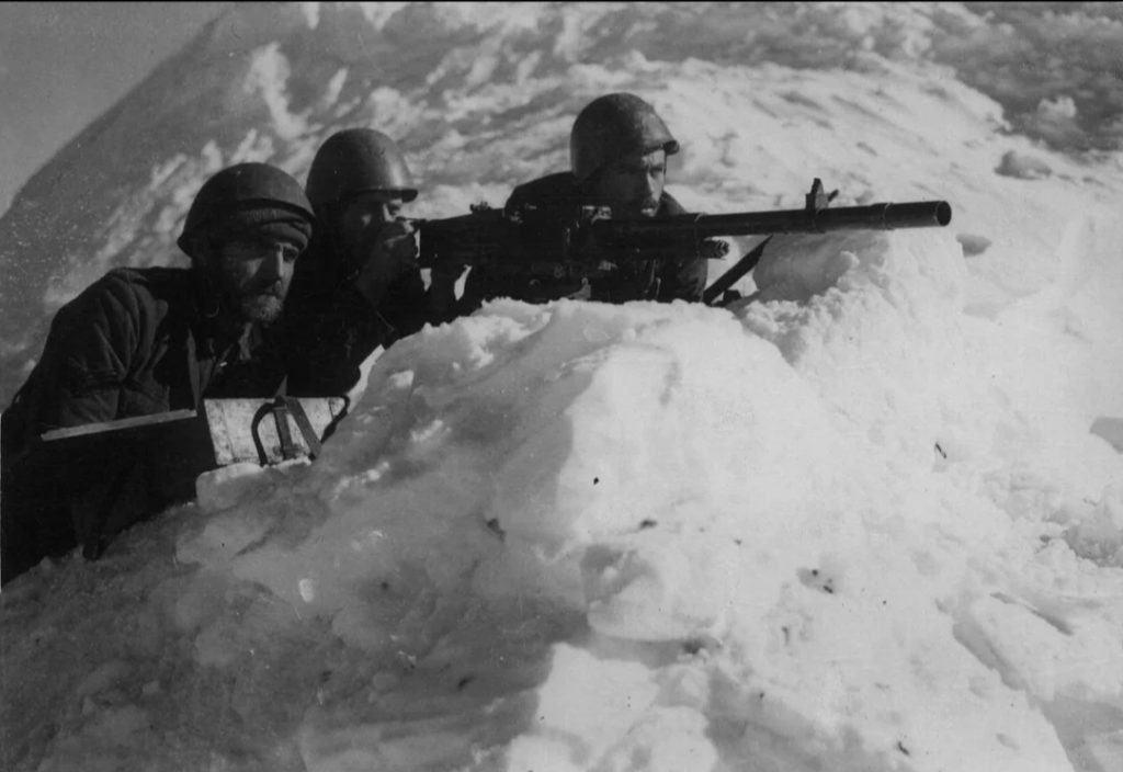 Włoscy żołnierze na zdjęciu wykonanym w zimą 1940 roku (domena publiczna).