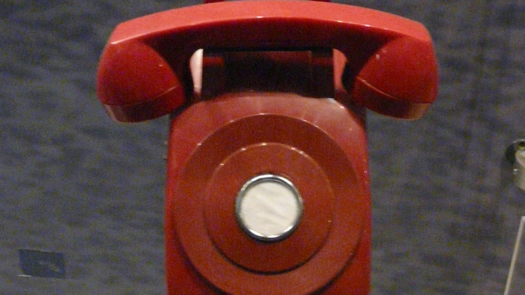Czerwony telefon w Prezydenckiej Bibliotece Jimmy'ego Cartera