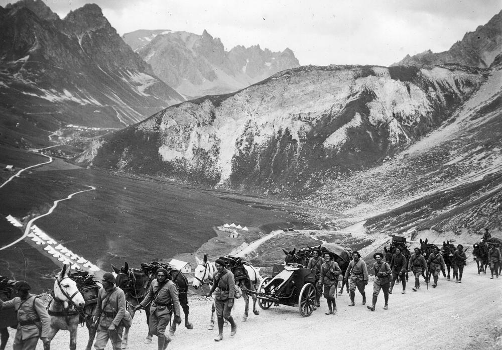Francuscy żołnierze podczas manewrów wojskowych w Alpach. Sierpień 1938 roku (domena publiczna).
