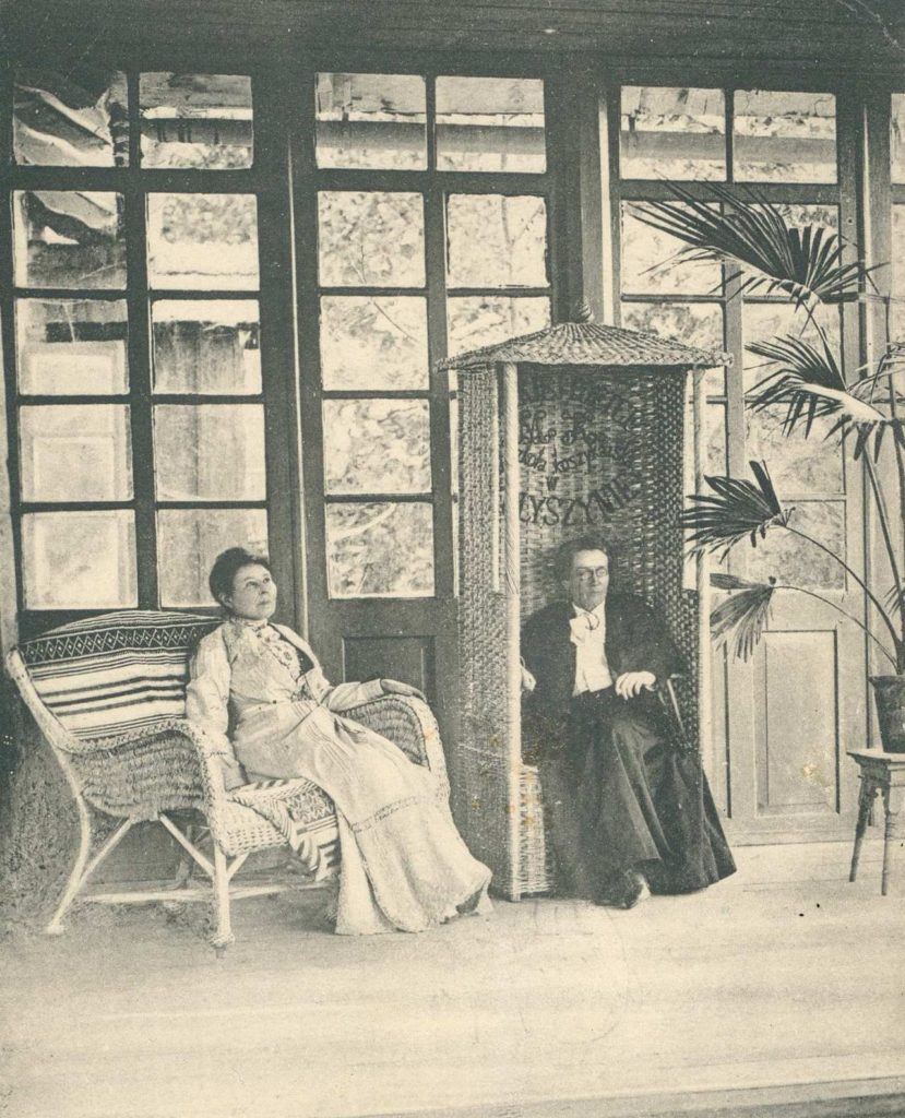 Maria Konopnicka i Maria Dulębianka na werandzie dworku w Żarnowcu. 1903 rok (Józef Zajączkowski/domena publiczna).