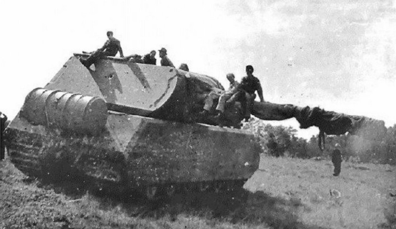 Maus podczas testów na poligonie. Lato 1944 roku (domena publiczna).