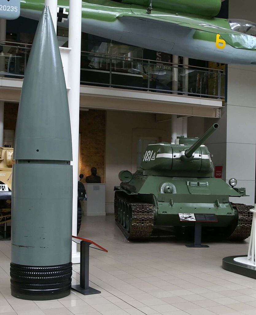 Pocisk 800 milimetrów, którym strzelała "Dora". W tle czołg T-34 (Megapixie/domena publiczna).