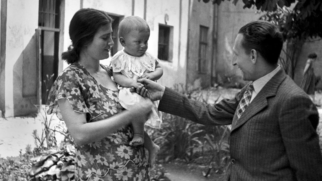 Rita Gorgonowa z córką (urodzoną za kratami) na dziedzińcu