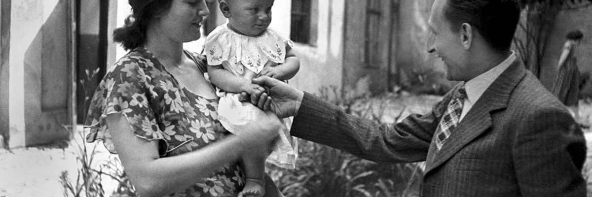Rita Gorgonowa z córką (urodzoną za kratami) na dziedzińcu