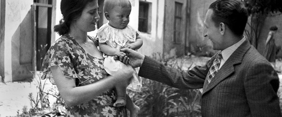 Rita Gorgonowa z córką (urodzoną za kratami) na dziedzińcu