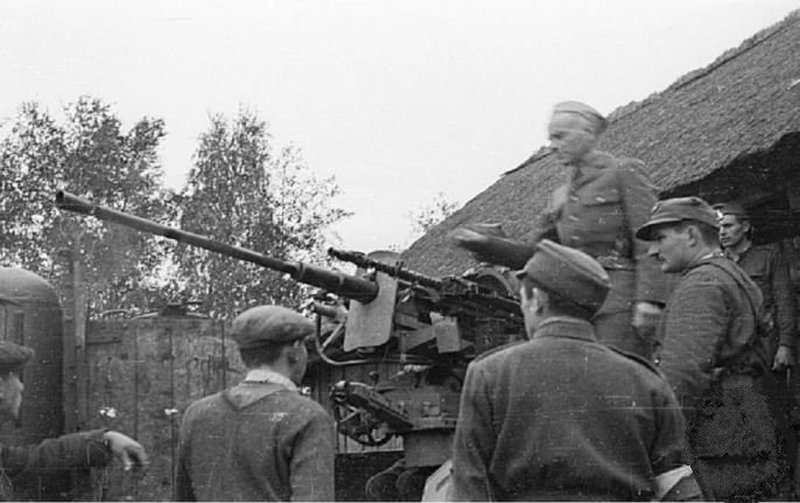 Dowódca Grupy „Kampinos”, major Alfons Kotowski "Okoń" przemawiający do żołnierzy.  Adolf Pilch stoi pierwszy z prawej (domena publiczna).