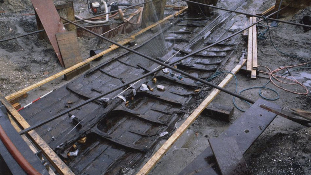 Pozostałości najdłuższej łodzi wikingów (Roskilde 6). Fotografia z badań archeologicznych.