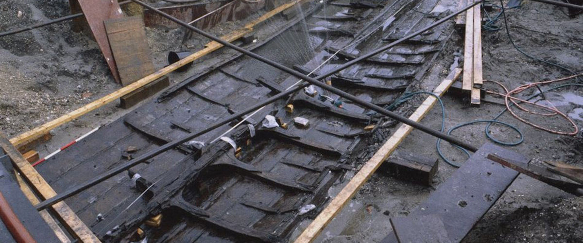 Pozostałości najdłuższej łodzi wikingów (Roskilde 6). Fotografia z badań archeologicznych.