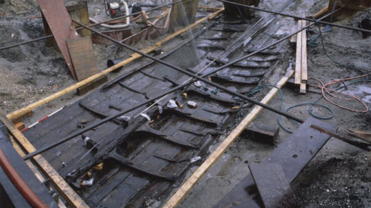 Pozostałości najdłuższej łodzi wikingów (Roskilde 6). Fotografia z badań archeologicznych.