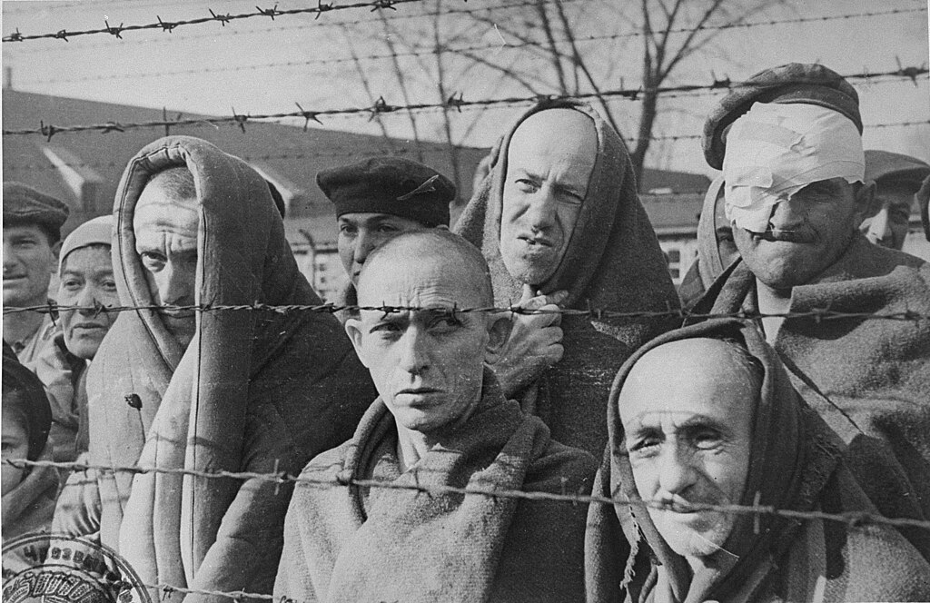 Więźniowie Auschwitz na zdjęciu wykonanym po wyzwoleniu obozu (Aleksander Woroncow/domena publiczna).