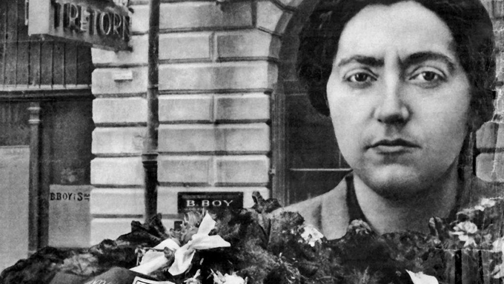 Zyta Woroniecka, na tle budynku, w którym zakończyła życie swojego narzeczonego