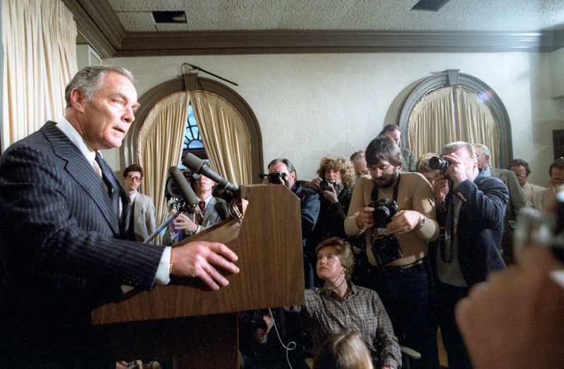 Alexander Haig przemawia do prasy po ataku.