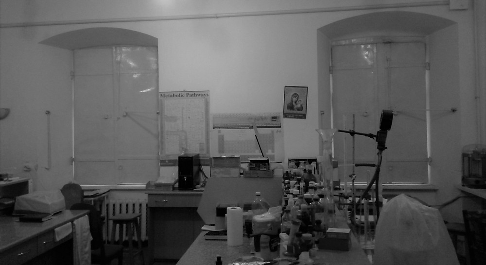 Dawna pracownia prof. Rudolfa Weigla (obecnie laboratorium chemiczne). Ul. Św. Mikołaja. Lwów. (Fot. z archiwum Marii Ciesielskiej/materiały prasowe).