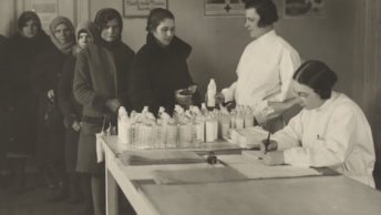 Polskie pielęgniarki na fotografii z 1932 roku.