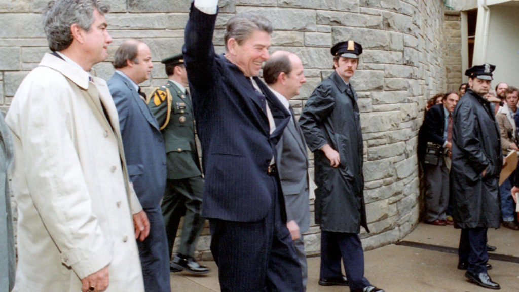 Ronald Reagan na moment przed próbą zamachu na swoje życie.