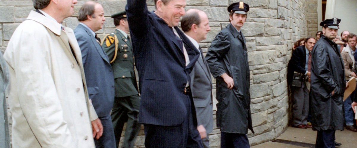 Ronald Reagan na moment przed próbą zamachu na swoje życie.