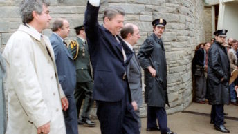 Ronald Reagan na moment przed próbą zamachu na swoje życie.