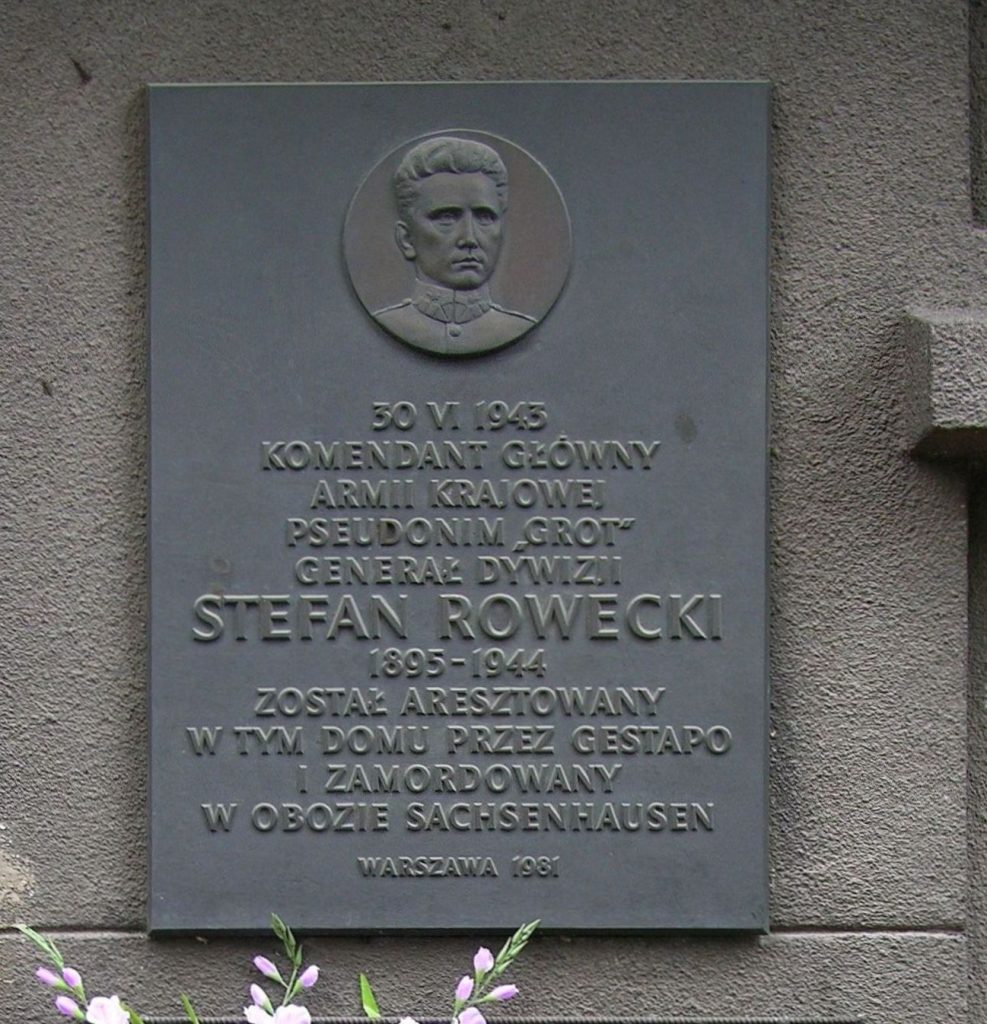 Tablica pamiątkowa na budynku przy ulicy Spiskiej 14 w Warszawie, gdzie aresztowano Stefana Roweckiego "Grota" (Adrian Grycuk/CC BY-SA 3.0 pl).