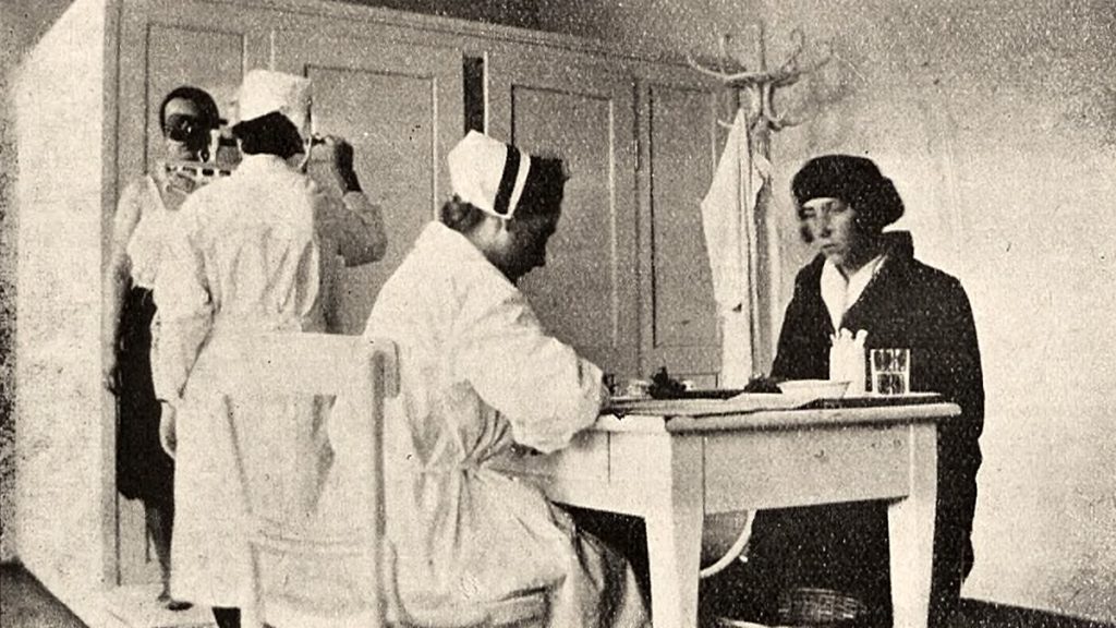 Zapisywanie chorej w ośrodku zdrowia. Fotografia przedwojenna
