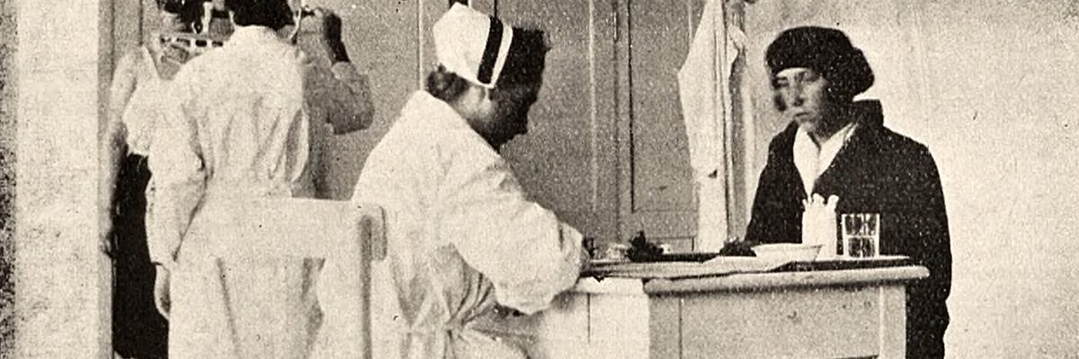 Zapisywanie chorej w ośrodku zdrowia. Fotografia przedwojenna