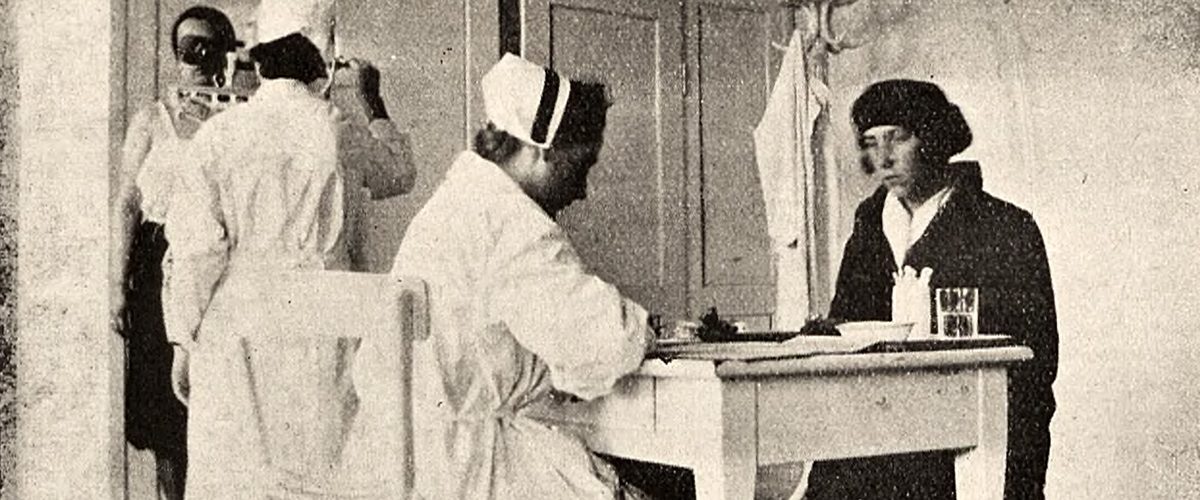 Zapisywanie chorej w ośrodku zdrowia. Fotografia przedwojenna