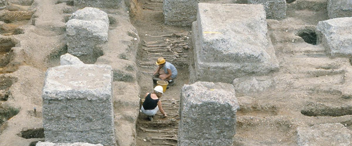 Archeolodzy podczas pracy na miejscu cmentarza East Smithfield