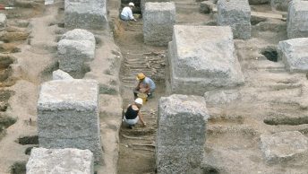 Archeolodzy podczas pracy na miejscu cmentarza East Smithfield