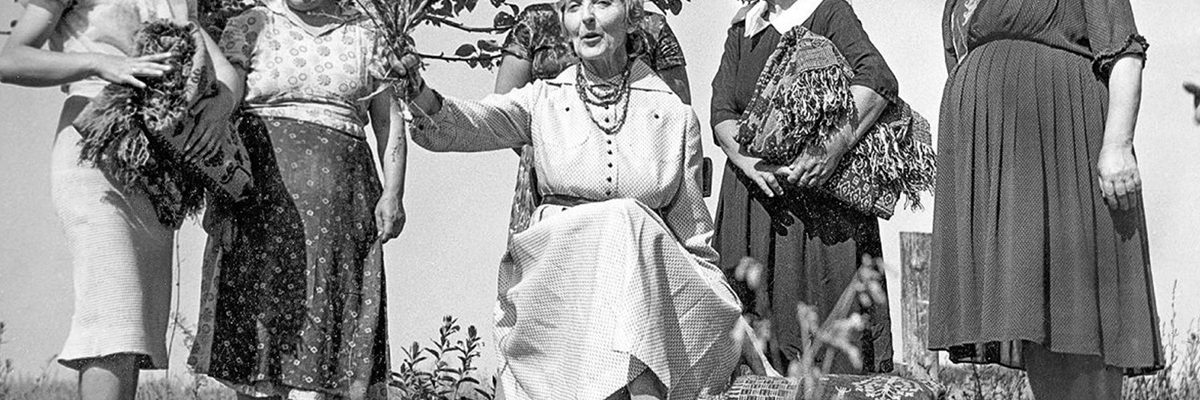 Eleonora Plutyńska w otoczeniu wiejskich tkaczek. Zdjęcie wykonane już po II wojnie światowej