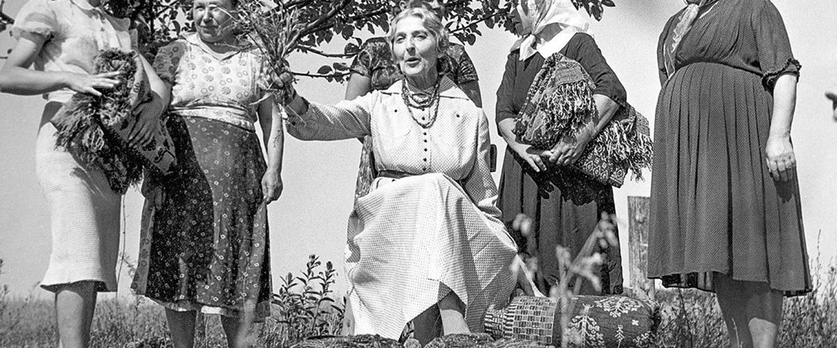 Eleonora Plutyńska w otoczeniu wiejskich tkaczek. Zdjęcie wykonane już po II wojnie światowej