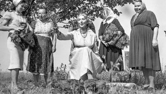 Eleonora Plutyńska w otoczeniu wiejskich tkaczek. Zdjęcie wykonane już po II wojnie światowej