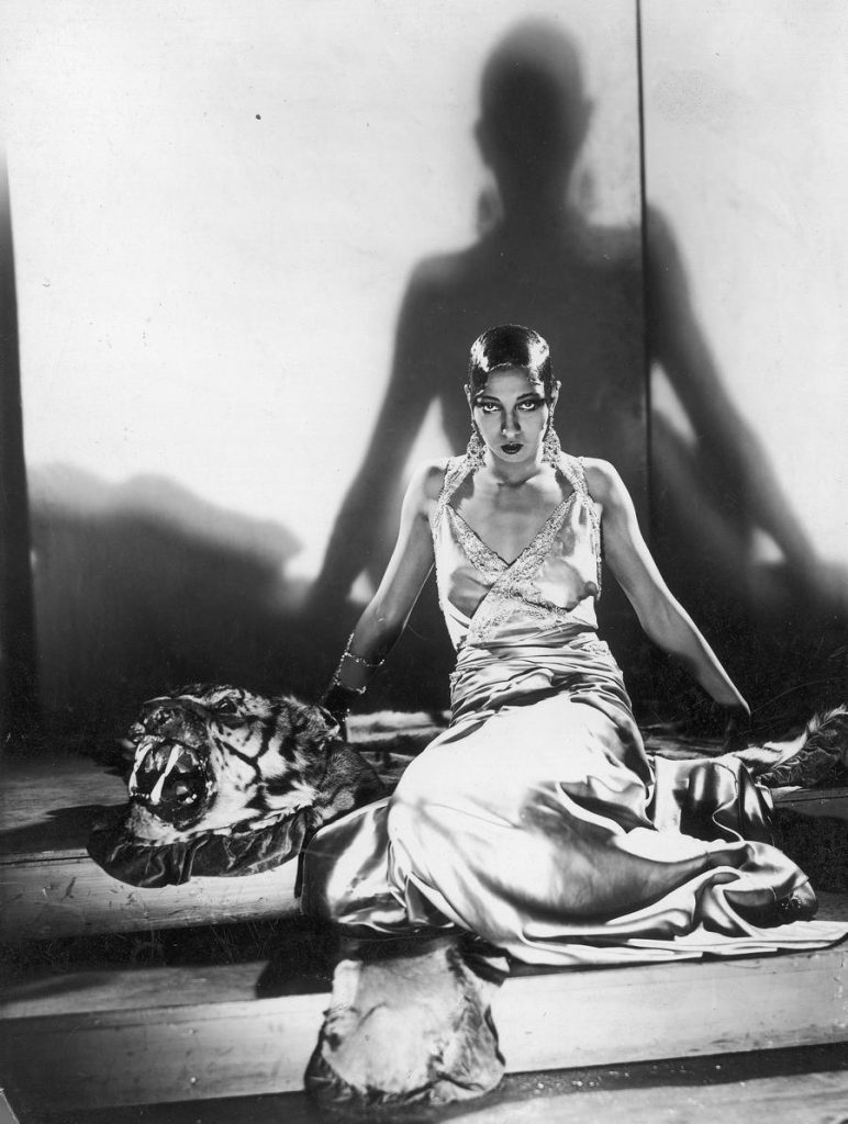 Josephine Baker na zdjęciu z początku lat 30. XX wieku (domena publiczna).