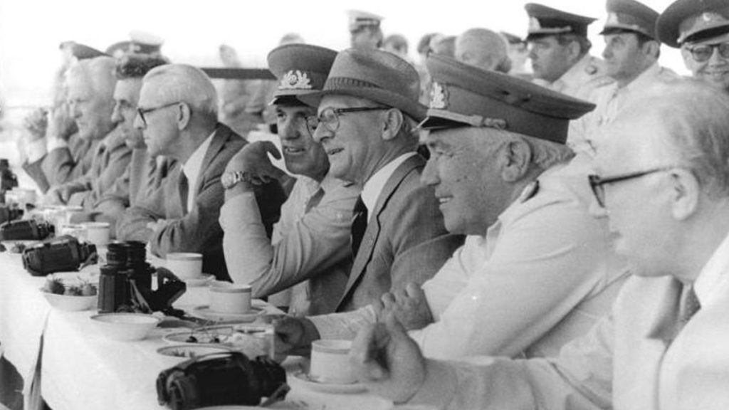 NRD-owscy notable partyjni przy filiżankach kawy. Rok 1984.
