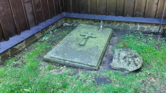 Przykościelna płyta nagrobna. Kościół grodowy w Gieczu.