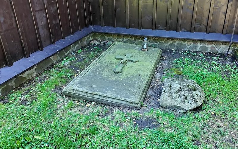 Przykościelna płyta nagrobna. Kościół grodowy w Gieczu.