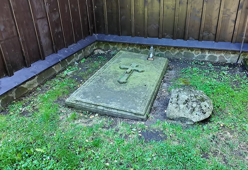 Przykościelna płyta nagrobna. Kościół grodowy w Gieczu.