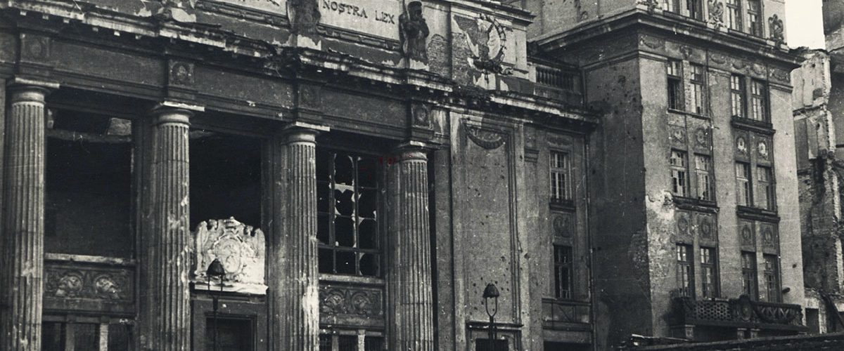 Elewacja Biblioteki Ordynacji Krasińskich w 1945 roku