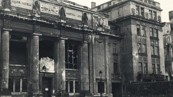 Elewacja Biblioteki Ordynacji Krasińskich w 1945 roku
