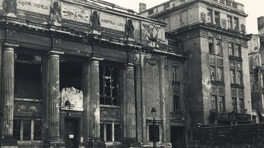 Elewacja Biblioteki Ordynacji Krasińskich w 1945 roku