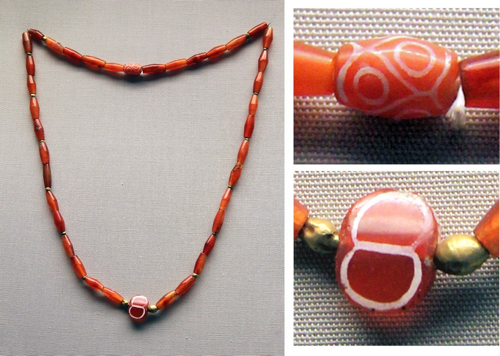 Pięknie zdobione korale odnalezione z grobowcach władców Ur, które trafiły nad Tygrys i Eufrat z Indii (Vassil/domena publiczna).