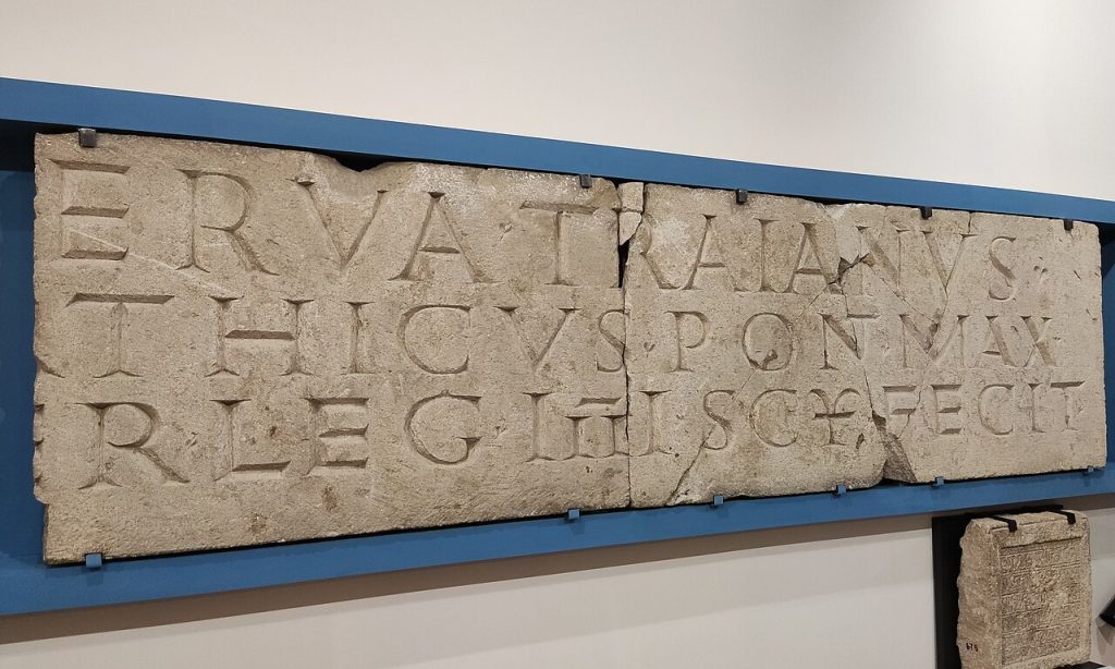 Starożytna rzymska inskrypcja z 116 roku n.e. okryta w Armenii (Yerevantsi/domena publiczna).