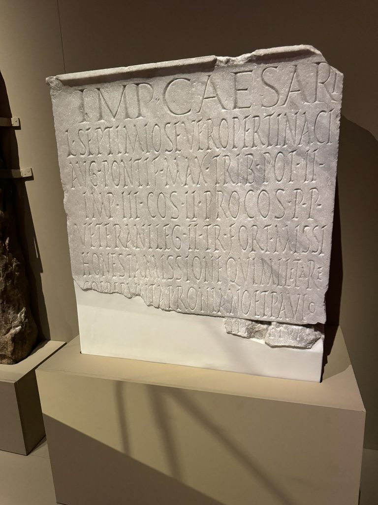 Starożytna tablica ufundowana przez weteranów i legionistów upamiętniająca ich towarzyszy broni, którzy zmarli w czasie zarazy (Quinet/CC BY-SA 4.0).